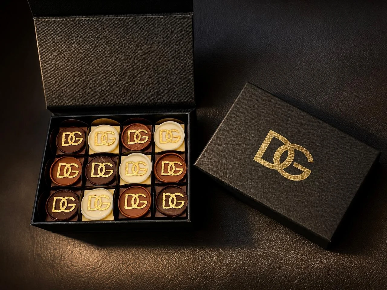 Chocolates corporativos Dolce Gabbana logo oro artesanales